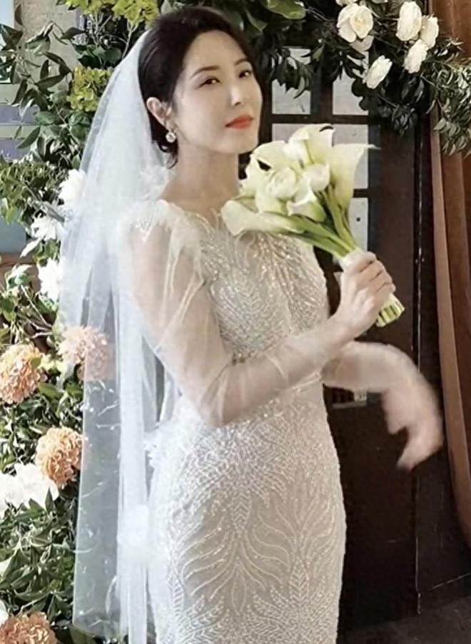 八戒体育47岁曾黎晒婚纱照举办婚礼！全程甜美成最美新娘男主角过分庆幸(图1)