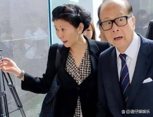 八戒体育郭嘉文婚纱照公然露背眼神相信和李泽楷的爱人干系还存正在吗？(图10)